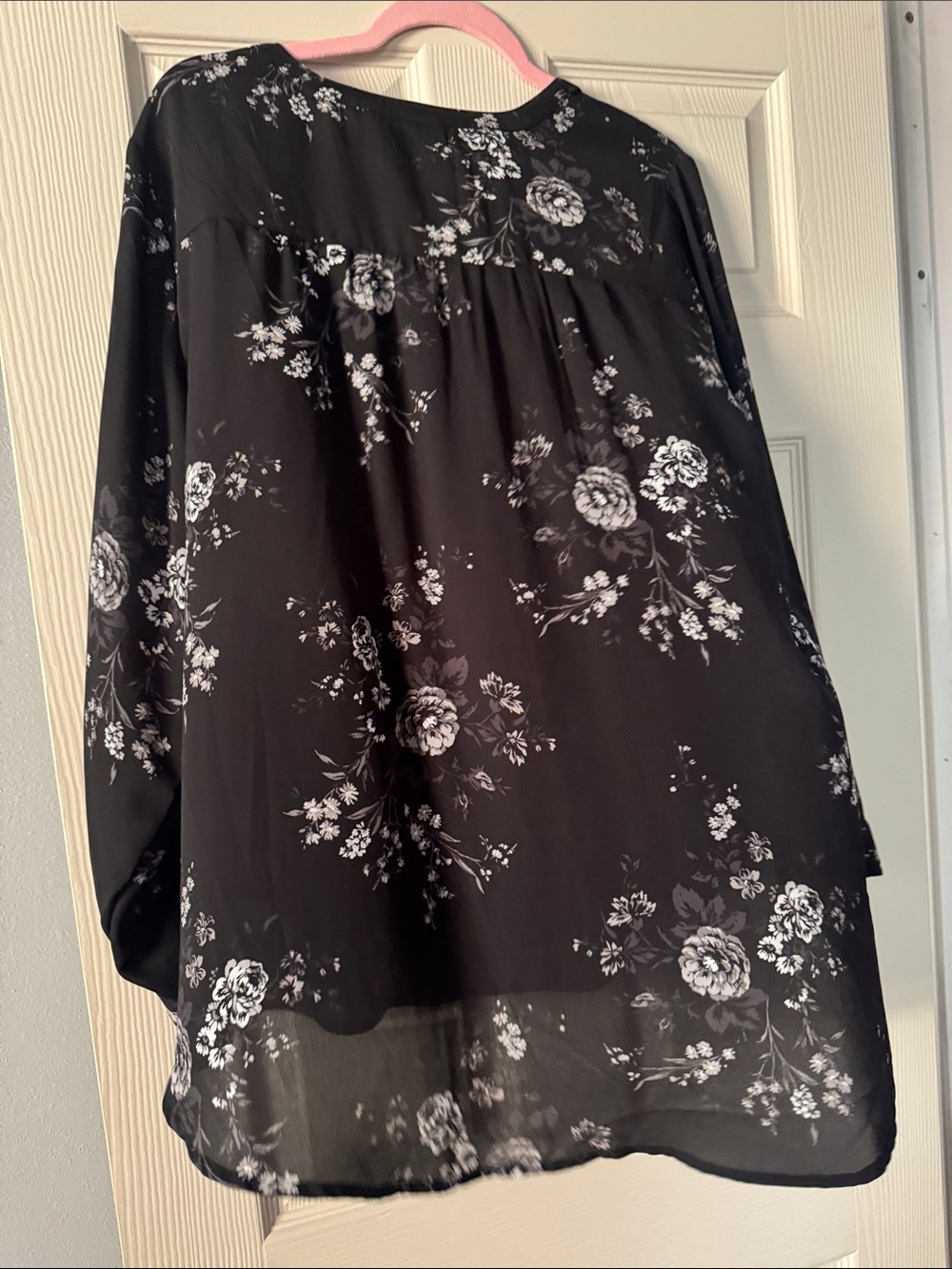 torrid Black and White Floral V-Neck Long Sleeve Harper size 1 - Picture 3 of 3
